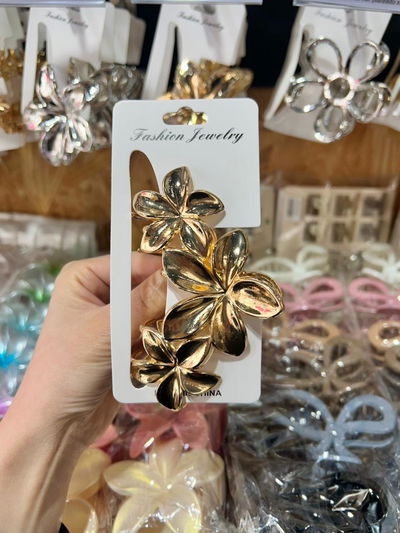 BROCHE DE METAL 3 FLORES DORADO X UNIDAD