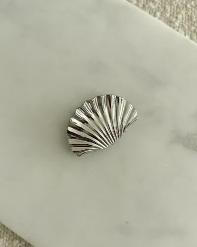 BROCHE DE METAL SHELL PLATEADO MEDIANO X UNIDAD