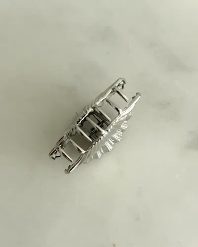 BROCHE DE METAL SHELL PLATEADO MEDIANO X UNIDAD