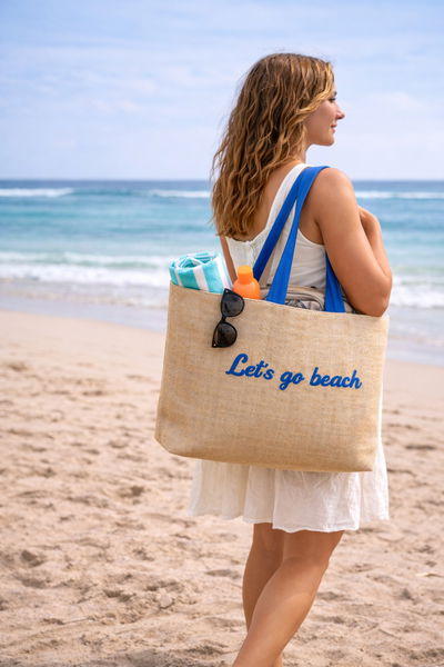 BOLSO DE RAFIA CON LETRAS Y MANIJA AZUL X UNIDAD