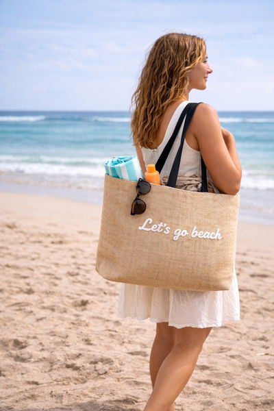 BOLSO DE RAFIA CON LETRAS Y MANIJA BLANCAS X UNIDAD