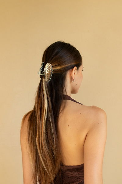 BROCHE DE METAL SHELL PLATEADO GRANDE X UNIDAD