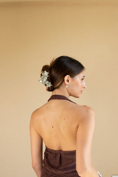 BROCHE DE METAL 3 FLORES PLATEADO X UNIDAD