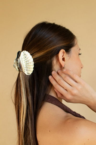 BROCHE DE METAL SHELL PLATEADO GRANDE X UNIDAD