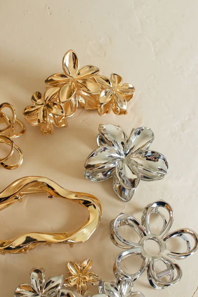 BROCHE DE METAL FLOR PLATEADO X UNIDAD