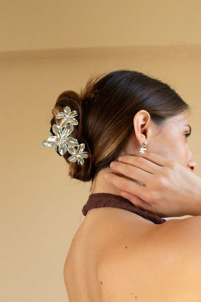 BROCHE DE METAL 3 FLORES PLATEADO X UNIDAD