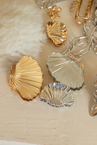 BROCHE DE METAL SHELL DORADO GRANDE X UNIDAD