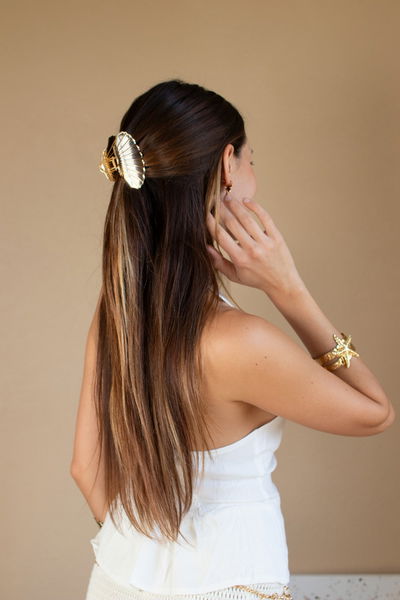 BROCHE DE METAL SHELL DORADO GRANDE X UNIDAD