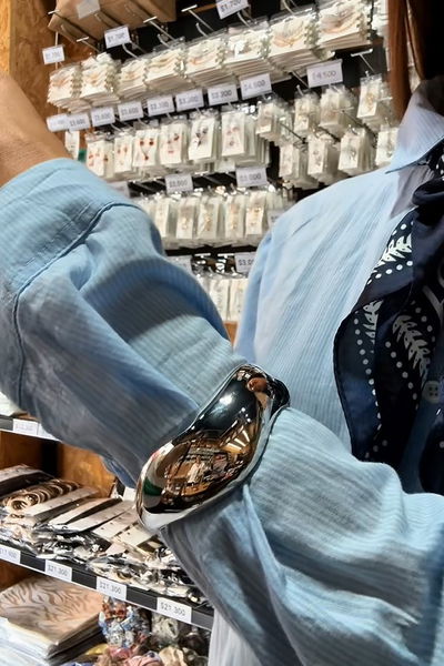 PULSERA ONDULADA DE METAL PLATEADO X UNIDAD