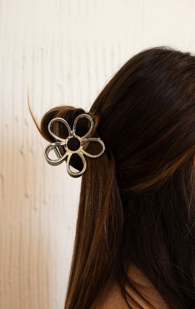 BROCHE DE METAL FLOR PLATEADO X UNIDAD