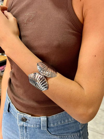 PULSERA SHELL ANCHA DE METAL PLATEADO X UNIDAD