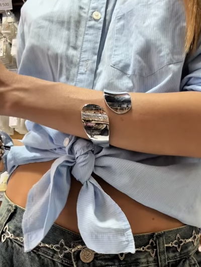 PULSERA CRUZADA ANCHA DE METAL PLATEADO X UNIDAD