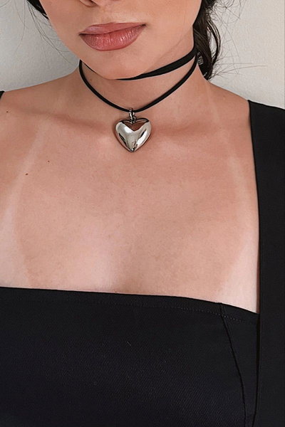 CHOCKER CON CORAZÓN PLATEADO MEDIANO X UNIDAD