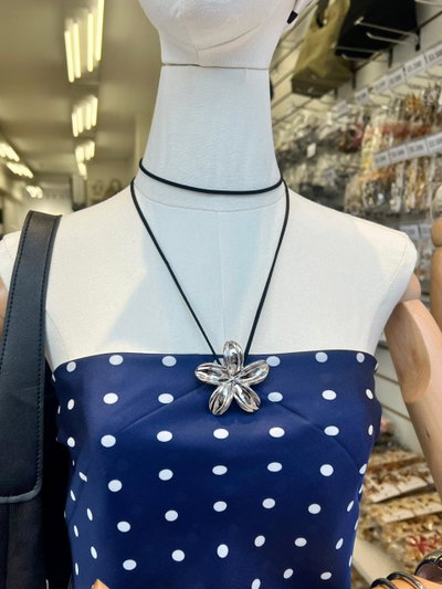 CHOCKER CON FLOR GRANDE PLATEADA X UNIDAD