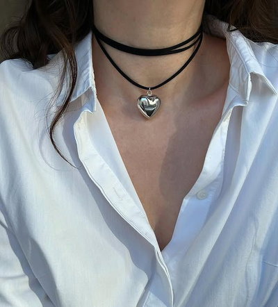 CHOCKER CON CORAZÓN PLATEADO MEDIANO X UNIDAD