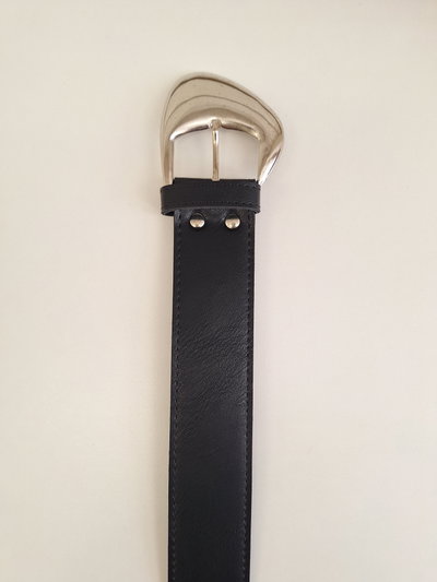CINTO NEGRO HEBILLA PLATEADA IRREGULAR X UNIDAD