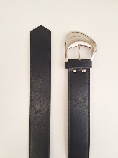 CINTO NEGRO HEBILLA PLATEADA IRREGULAR X UNIDAD