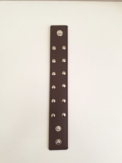 PULSERA ANCHA ECOCUERO CHOCO CON TACHAS X UNIDAD