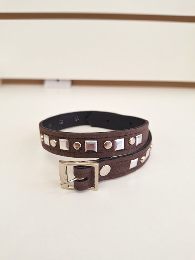 PULSERA DOBLE CON TACHAS Y STRASS GAMUZA CHOCOLATE X UNIDAD