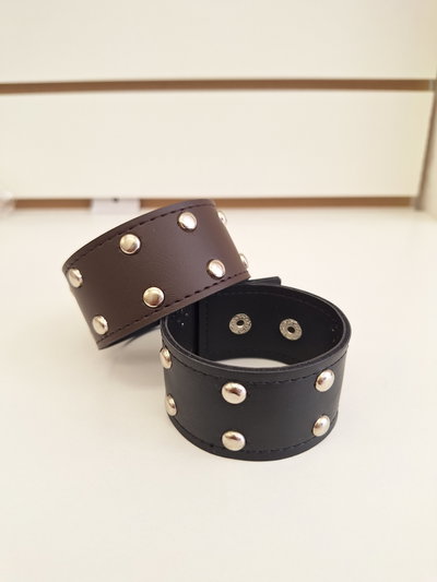PULSERA ANCHA ECOCUERO NEGRO CON TACHAS X UNIDAD