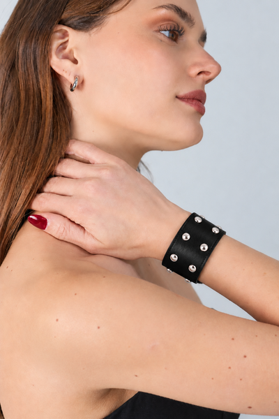 PULSERA ANCHA ECOCUERO NEGRO CON TACHAS X UNIDAD