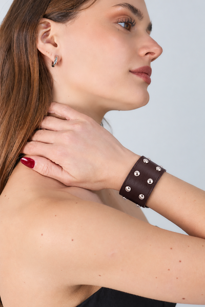 PULSERA ANCHA ECOCUERO CHOCO CON TACHAS X UNIDAD