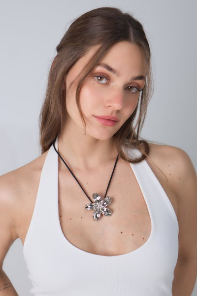 CHOCKER CON FLOR GRANDE PLATEADA X UNIDAD