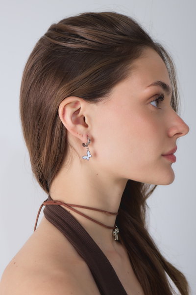 AROS DE ACERO ARGOLLA CON MARIPOSA BLANCA X PAR