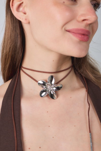 CHOCKER CON FLOR GRANDE PLATEADA X UNIDAD