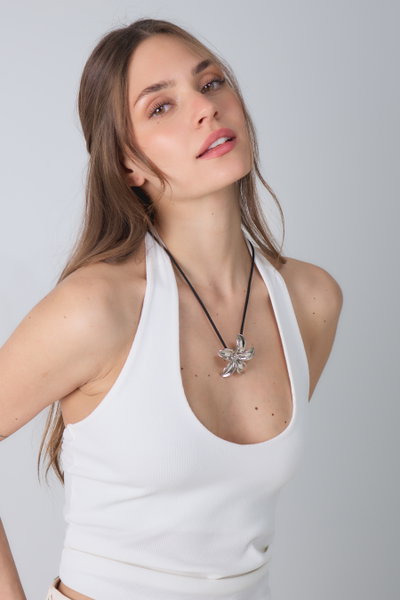 CHOCKER CON FLOR GRANDE PLATEADA X UNIDAD