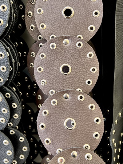 FAJA CIRCULOS CON OJALILLOS CHOCOLATE 110CM X UNIDAD