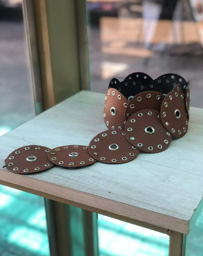FAJA CIRCULOS CON OJALILLOS CHOCOLATE 110CM X UNIDAD