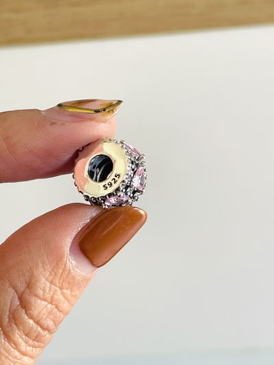 Dije Charms corazón rosa con corazones cúbics 