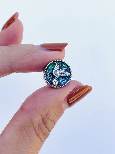 Dije estilo dona de colibrí verde y azul 