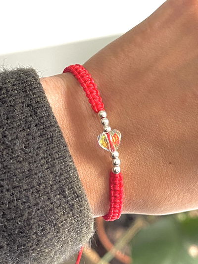Pulserq hilo rojo tejida con cristal y bolitas de plata 