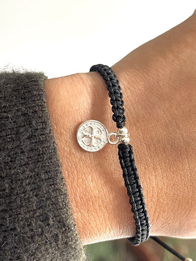 Pulsera hilo tejido negro con dije san Benito . 