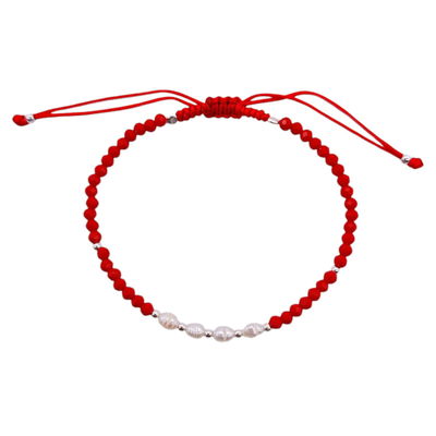 Pulsera de hilo rojo combinada con cristales rojos perlas de río y bolitas de plata . 