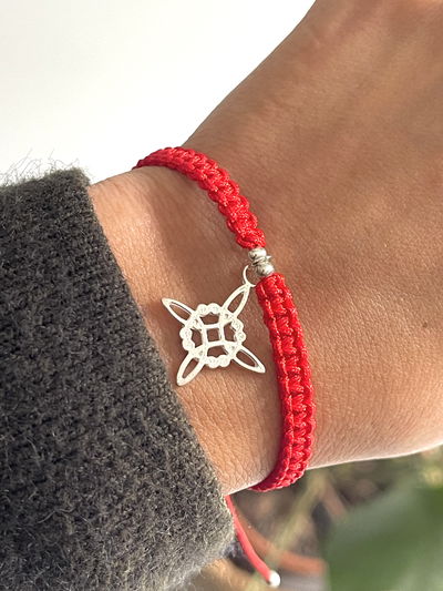 Pulsera de hilo rojo tejido con dije nudo de brujas 
