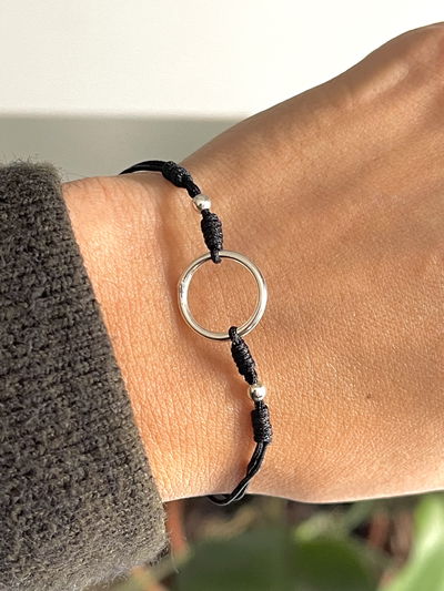 Pulsera de hilo simple con fornituras de plata 