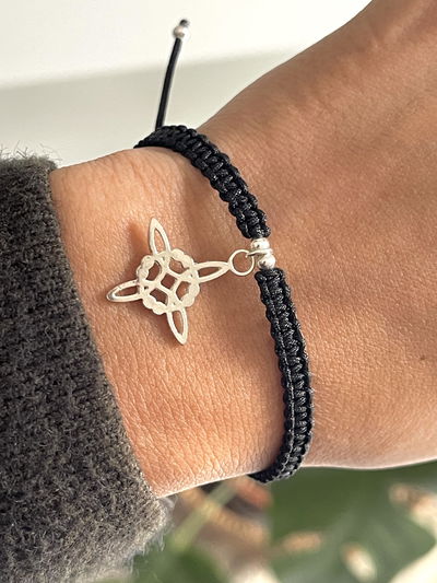 Pulsera hilo negro tejida con dije de nudo de brujas 
