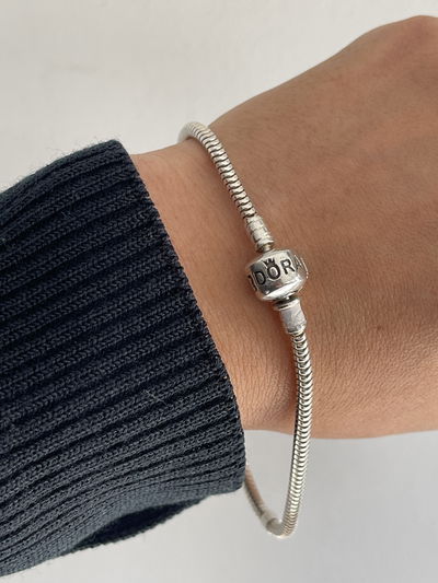 Pulsera estilo pando cierre tradicional con inscripción 
