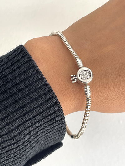 Pulsera estilo pando con cierre corona con micropave 