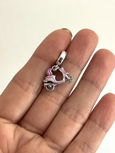 Charms de moto con casco color rosa 