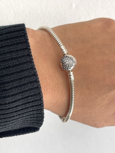 Pulsera estilo pando con cierre redondo corazón micropave 