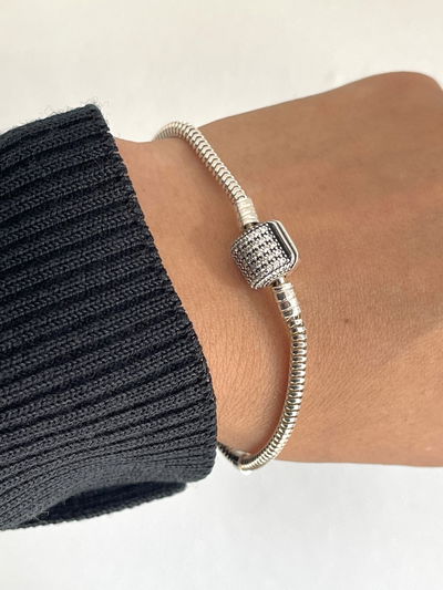 Pulsera estilo pando con cierre cilíndrico con micropave sin inscripción 