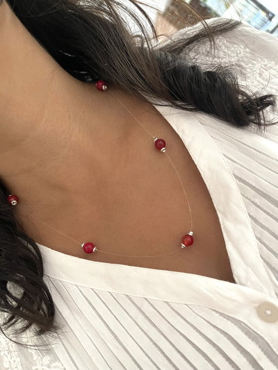 Collar invisible con 7 bolitas de piedras  naturales  ágatas de fuego 