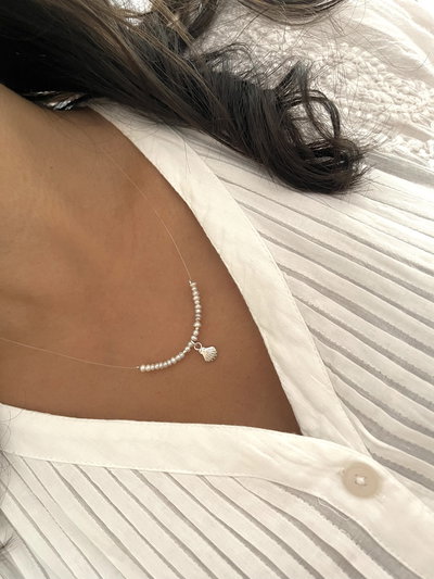 Collar  invisible con perlas de cultivo y dije ostra 