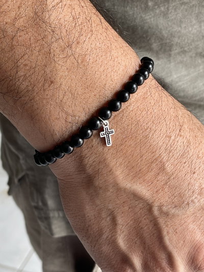 Pulsera de protección ónix negro opaco con dije cruz