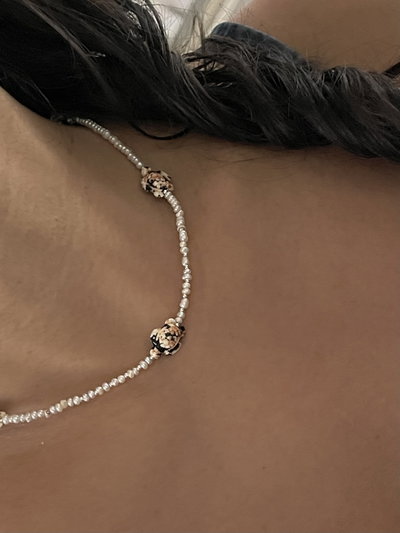 Collar de perlas naturales y tortugas marinas de cerámica