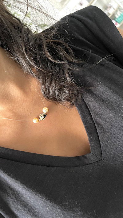 Collar invisible dos perlas rosadas y tortuga de mar 